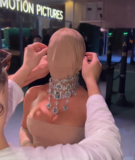 Kim Kardashian’ın “Yüzsüz” Görünümü Şaşkınlık Yarattı! (2)