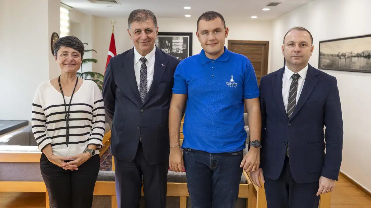 Mans Denizini Asan Ilk Otizmli Ultra Maraton Yuzucusu Tuna Tuncaya Baskan Tugaydan Ozel Teb (1)