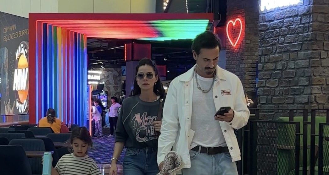 Özge Özpirinçci Yeni Dizisi Öncesi Ailesine Vakit Ayırdı