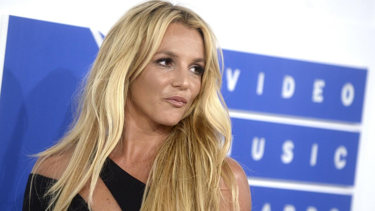 Pop İkonu Britney Spears’tan Korkutan Kaza Merdivenlerden Düştü! (1)
