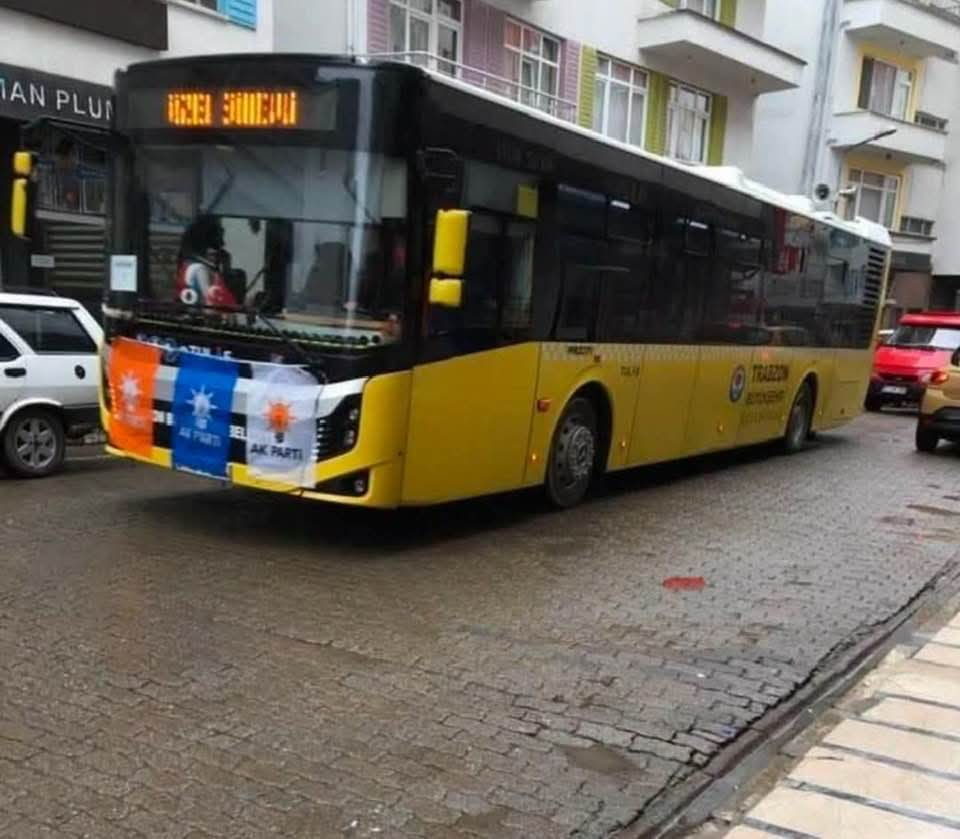 Trabzon'da belediye otobüslerinde AK Parti flamaları krizi: Büyükşehir belediyesi soruşturma başlattı-2