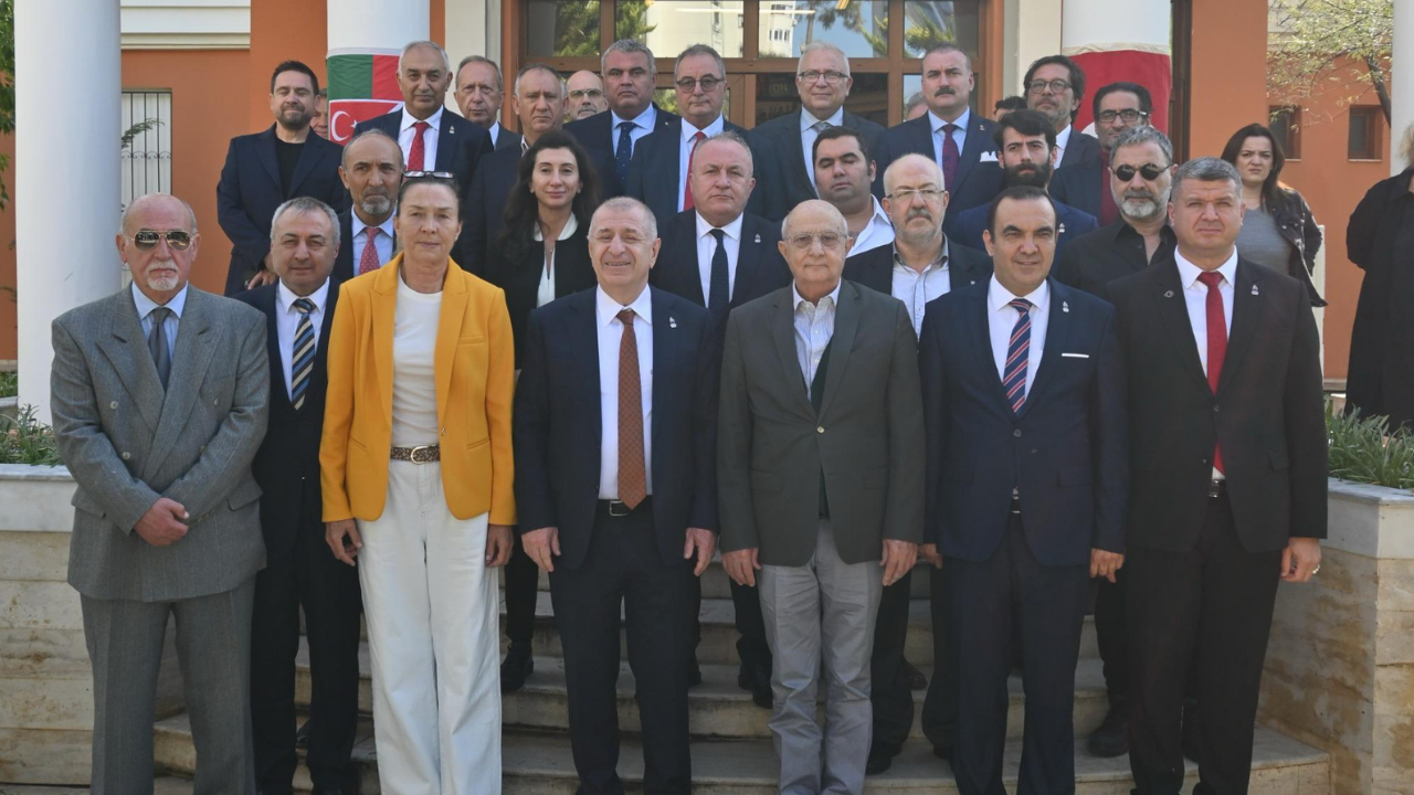 Umit Ozdag Karsiyaka Spor Kulubu Muzesini Ziyaret Etti (1)
