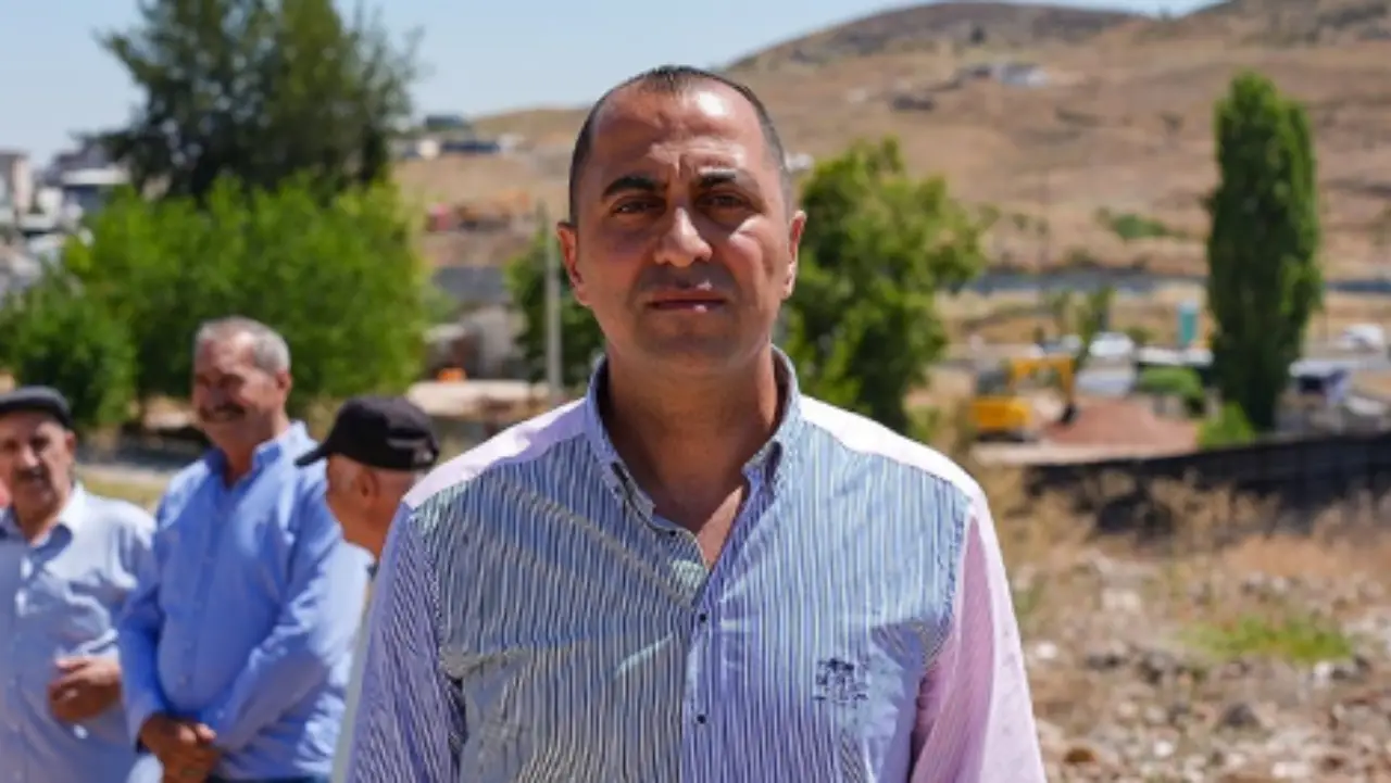 Uzundere Magdurlarindan Baskan Tugaya Cagri 2 Yildir Civi Cakmadiniz Artik Tarih Verin (1)