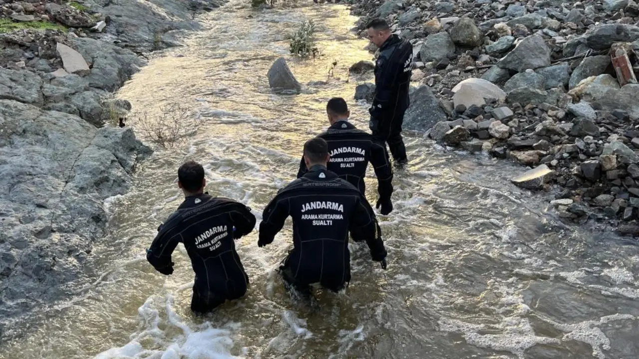 Vali Elban'dan Foça Açıklaması Kayıp Vatandaş Için 43 Dalgıç Ve 5 Dronla 707 Kişilik Ekipten Seferberlik Sürüyor (3)