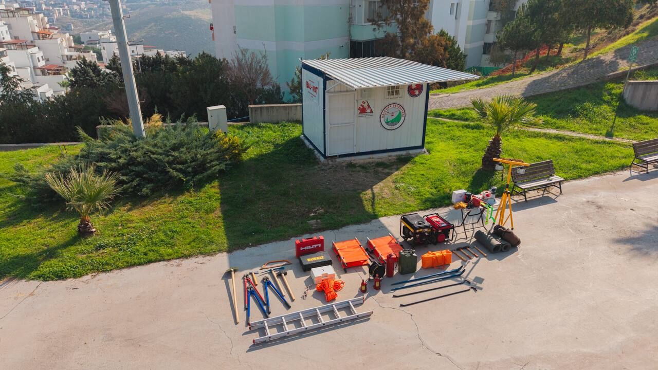 Balçova'nın Her Köşesine Yerleştirildi Jeneratörden Sedyeye Tüm Ekipmanlar Afet Tanklarında (1)