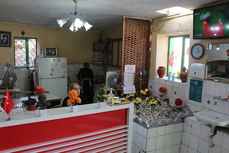 Bu Dükkân Görenleri Şaşırtıyor Pide Salonunda Gizemli Mezar! (2)