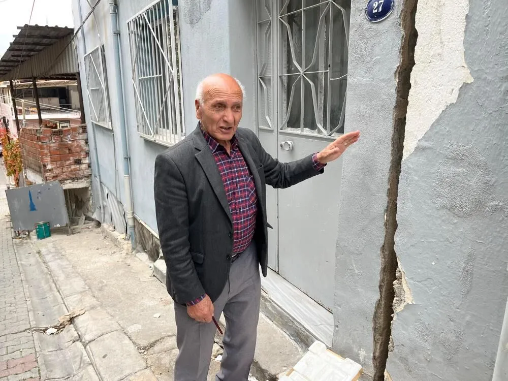 İzmir Buca'da Tünelin Hasar Verdiği Evlerin Tahliyesinde Gerginlik (2)