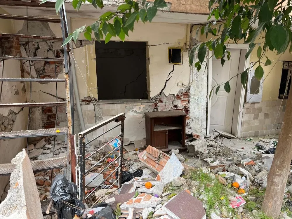 İzmir Buca'da Tünelin Hasar Verdiği Evlerin Tahliyesinde Gerginlik (3)
