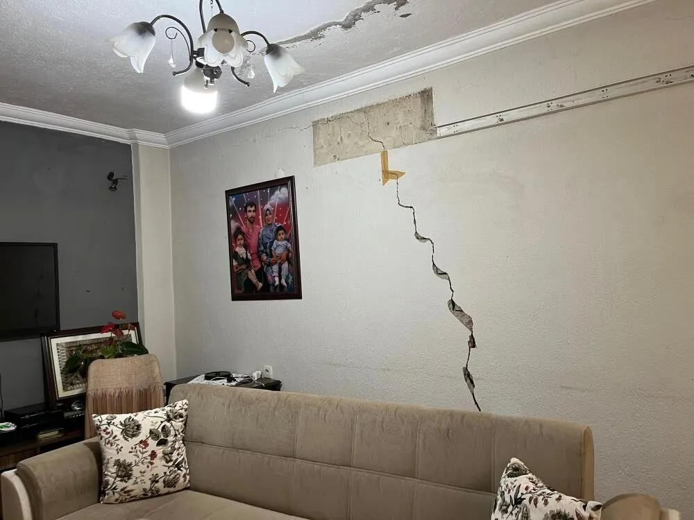 İzmir Buca'da Tünelin Hasar Verdiği Evlerin Tahliyesinde Gerginlik (4)