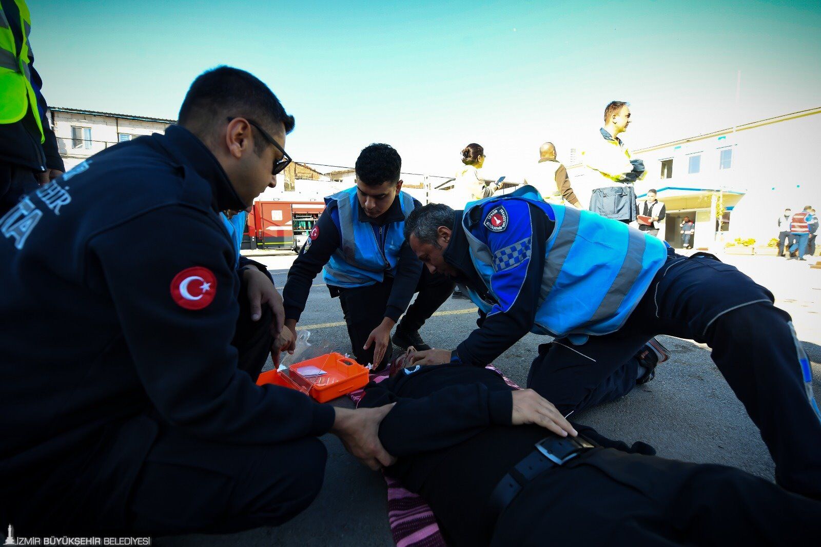 İzmir Büyükşehir’den Afet Hazırlığı Zabıta Yerleşkesinde Gerçeğini Aratmayan Deprem Ve Yangın Tatbikatı (1)