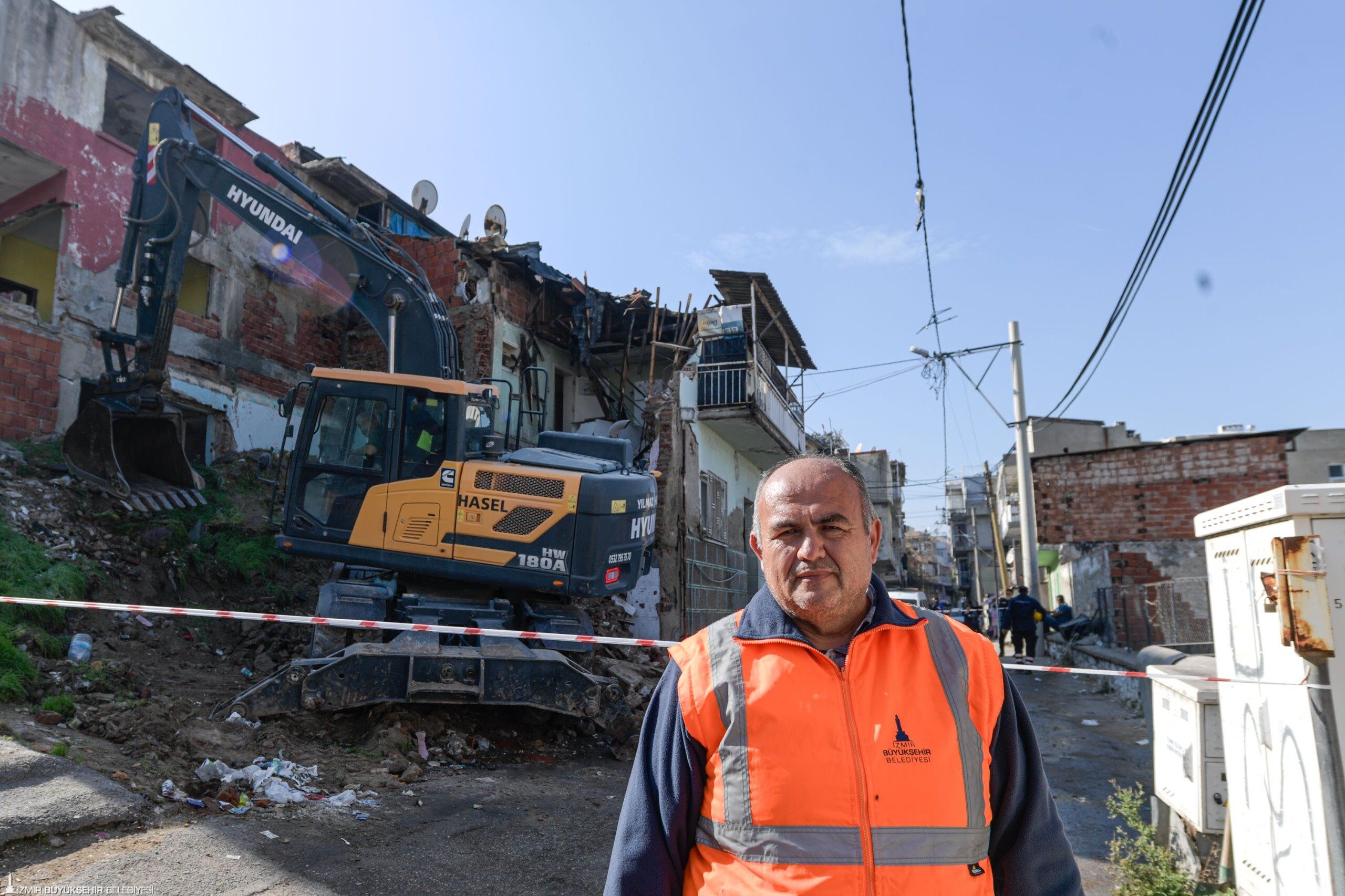 İzmir Büyükşehir'den Tarihi Adım Kadifekale'de Tahliye Ve Yıkım Başladı (3)