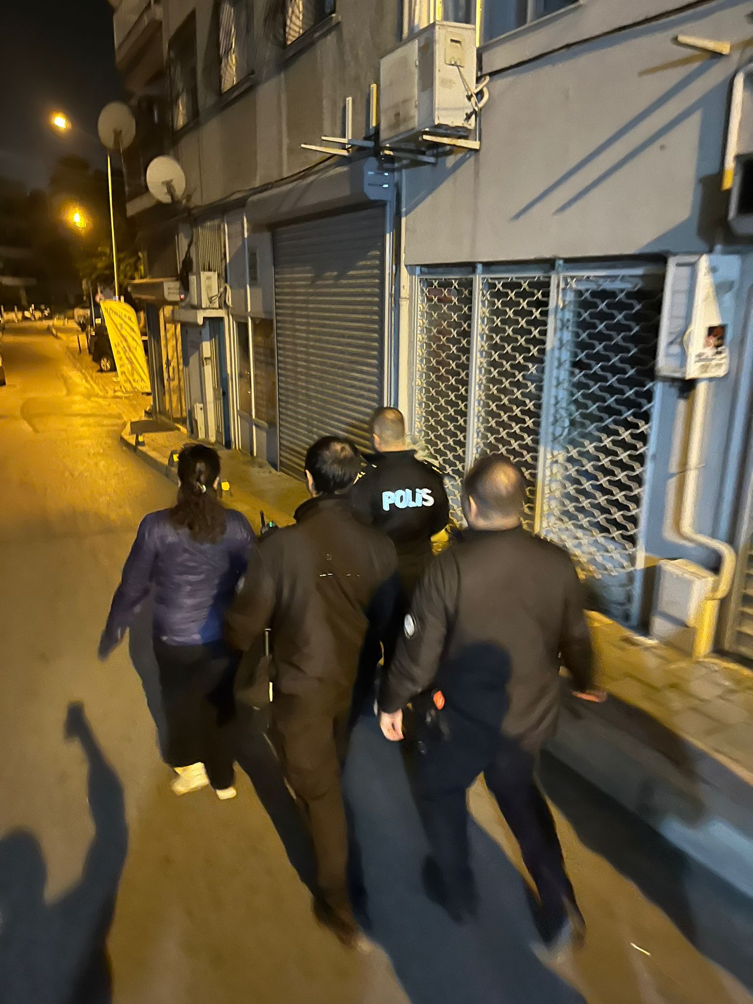 İzmir Konak'ta Gece Denetimleri Artıyor Kılıç Reis Mahallesi’nde Emniyetten Huzur Turu (1)