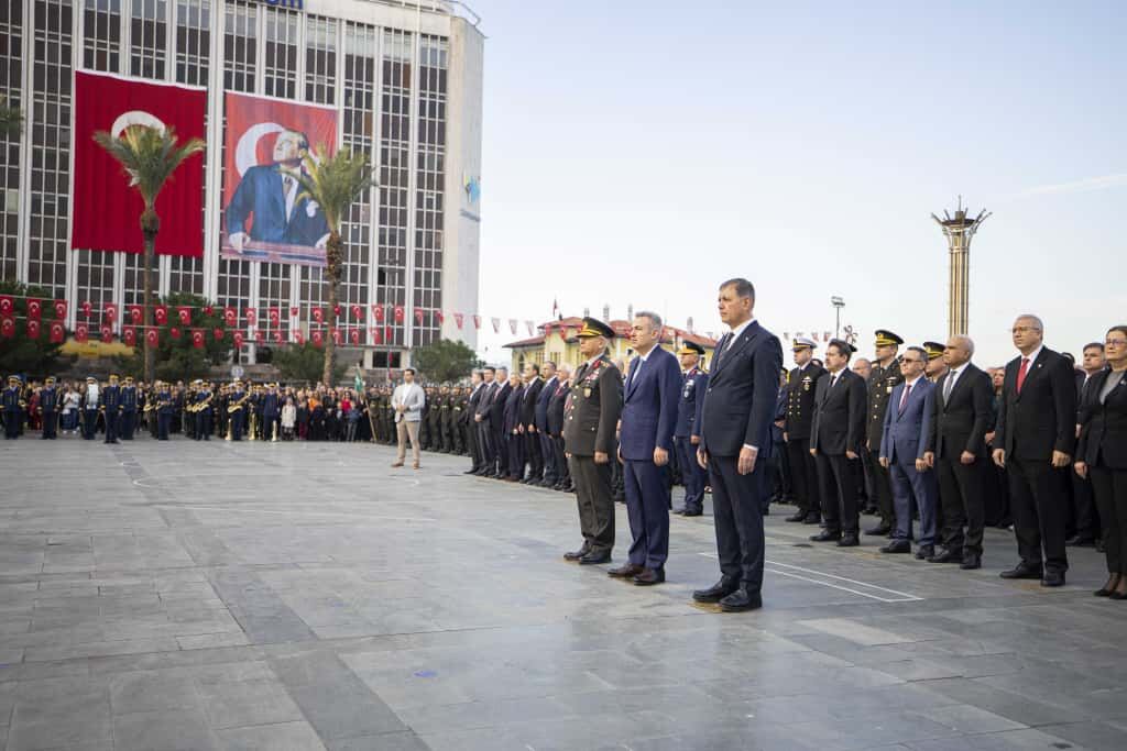 İzmir’de 09.05’Te Hayat Durdu! Ortaya Çıkan Manzara Duygulandırdı (4)