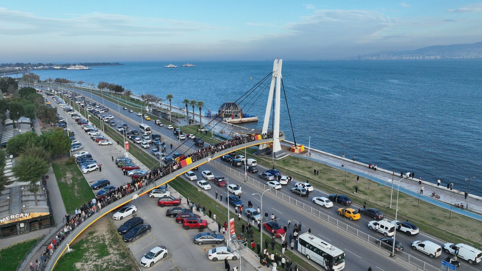 İzmir’de 09.05’Te Hayat Durdu! Ortaya Çıkan Manzara Duygulandırdı (5)