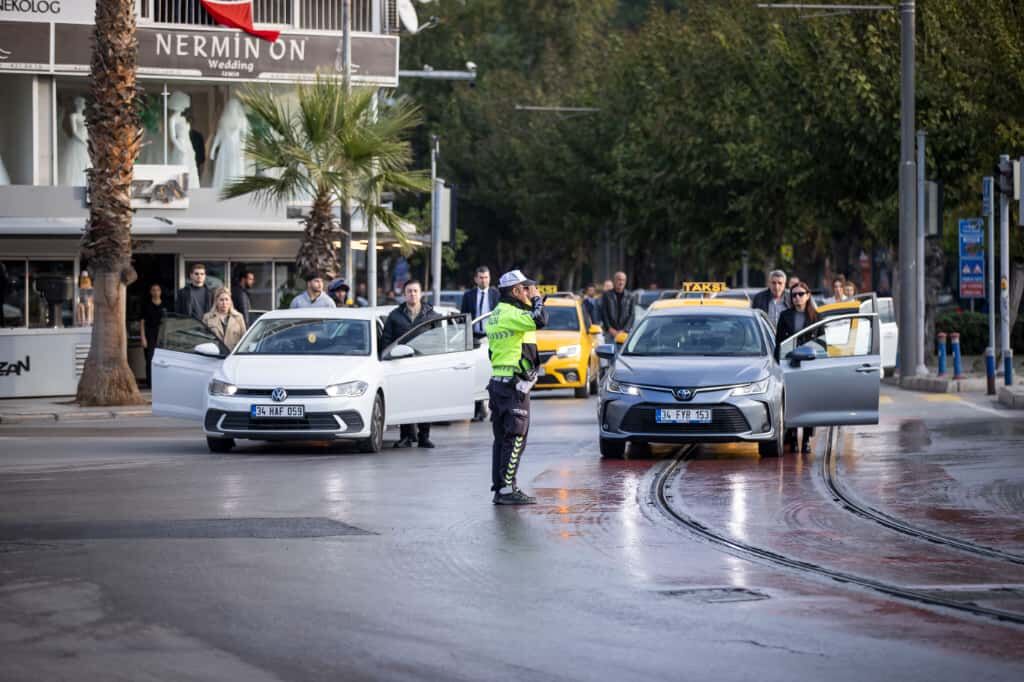 İzmir’de 09.05’Te Hayat Durdu! Ortaya Çıkan Manzara Duygulandırdı (6)