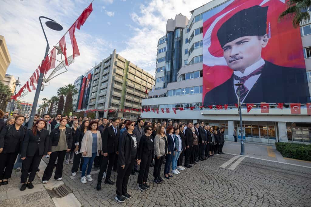 İzmir’de 09.05’Te Hayat Durdu! Ortaya Çıkan Manzara Duygulandırdı (7)