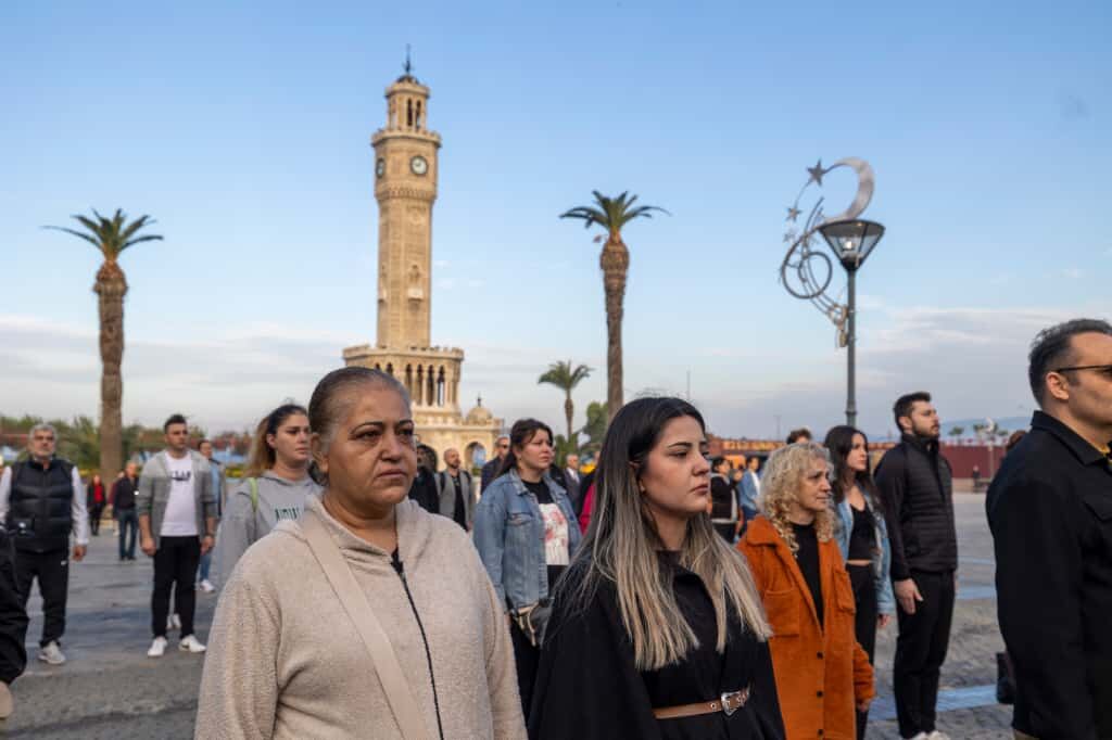 İzmir’de 09.05’Te Hayat Durdu! Ortaya Çıkan Manzara Duygulandırdı (8)