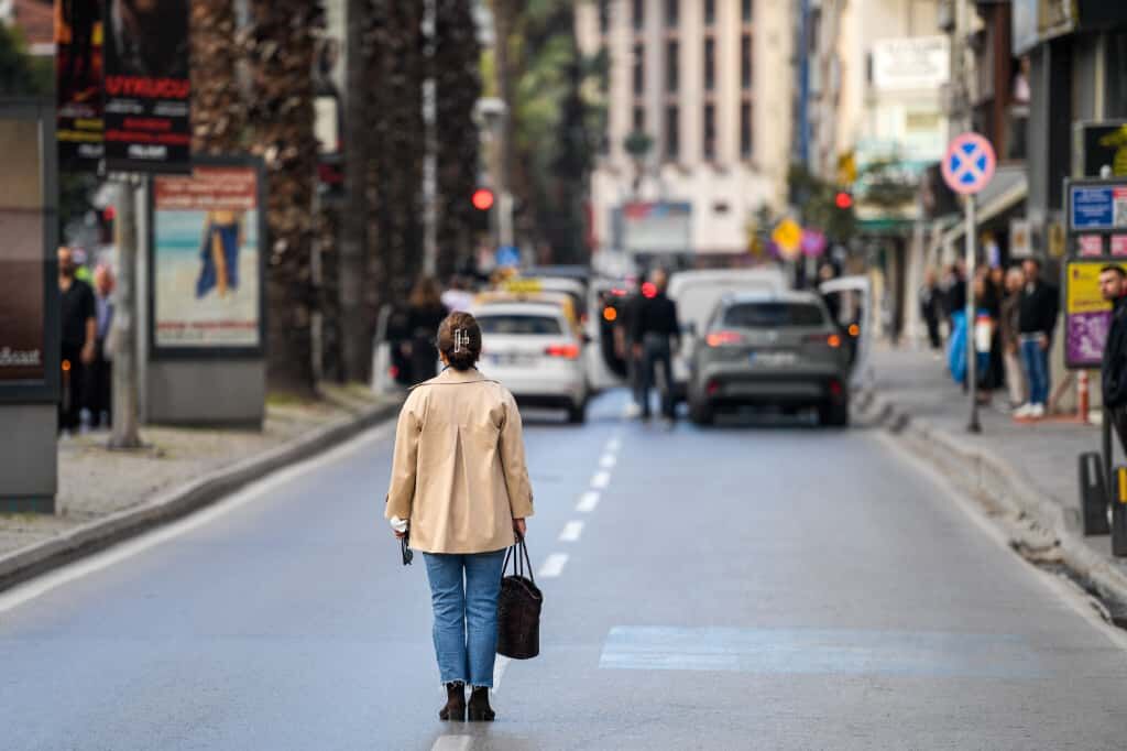 İzmir’de 09.05’Te Hayat Durdu! Ortaya Çıkan Manzara Duygulandırdı (9)