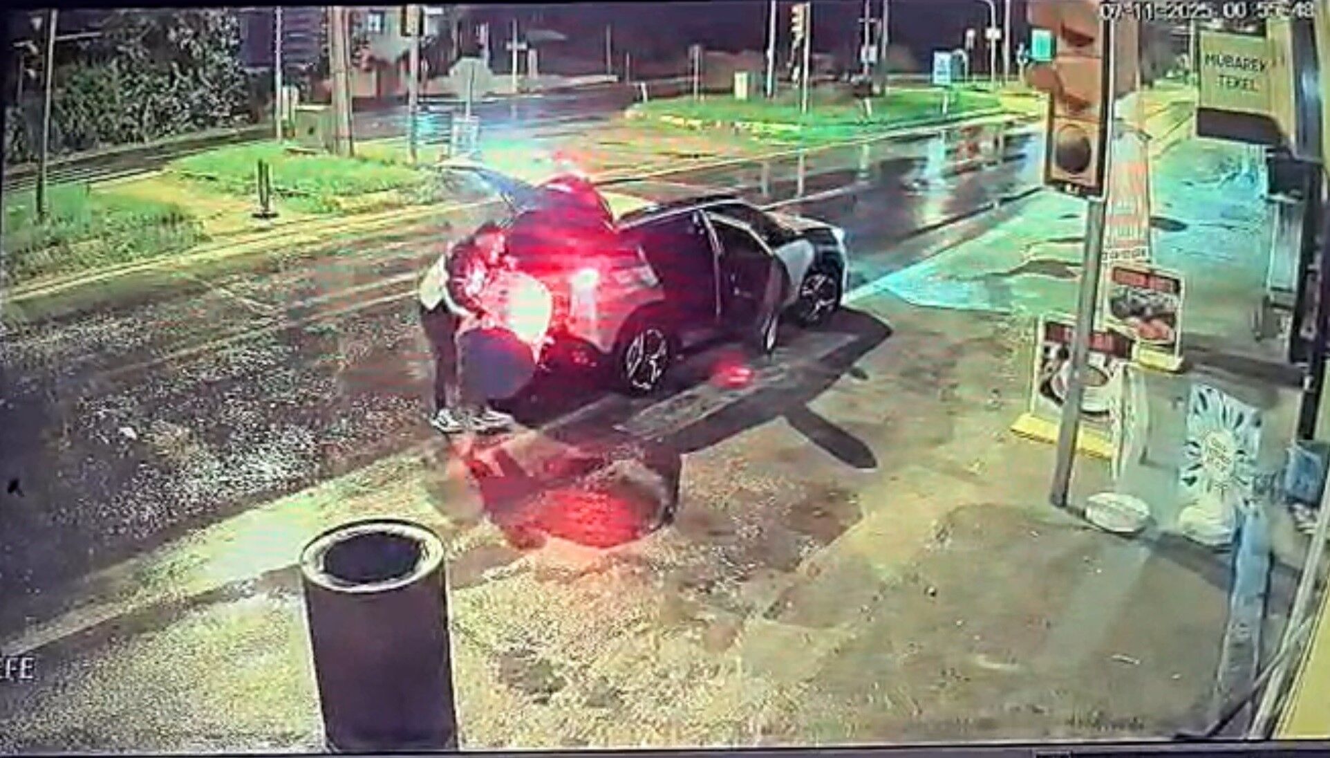 İzmir'de Acemi Hırsız Kameralara Yakalandı Varili Bagaja Sığdıramayan Şüpheli Eli Boş Döndü (3)