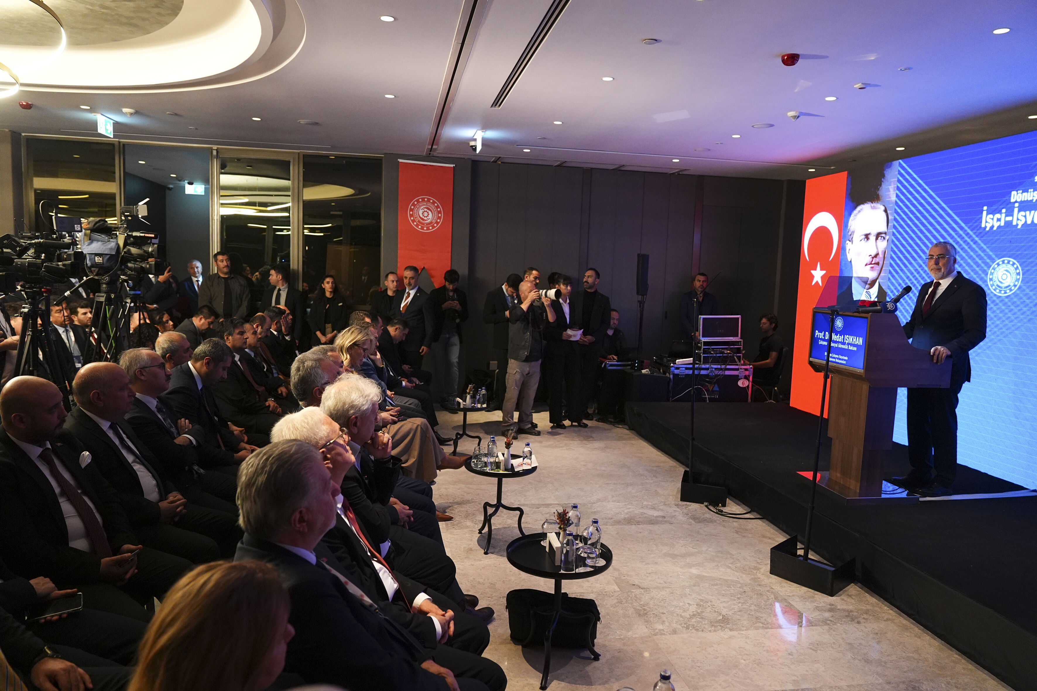 İzmir'de Bakan Işıkhan'dan Önemli Açıklama 2026 Yılında Asgari Ücret Ne Olacak (2)