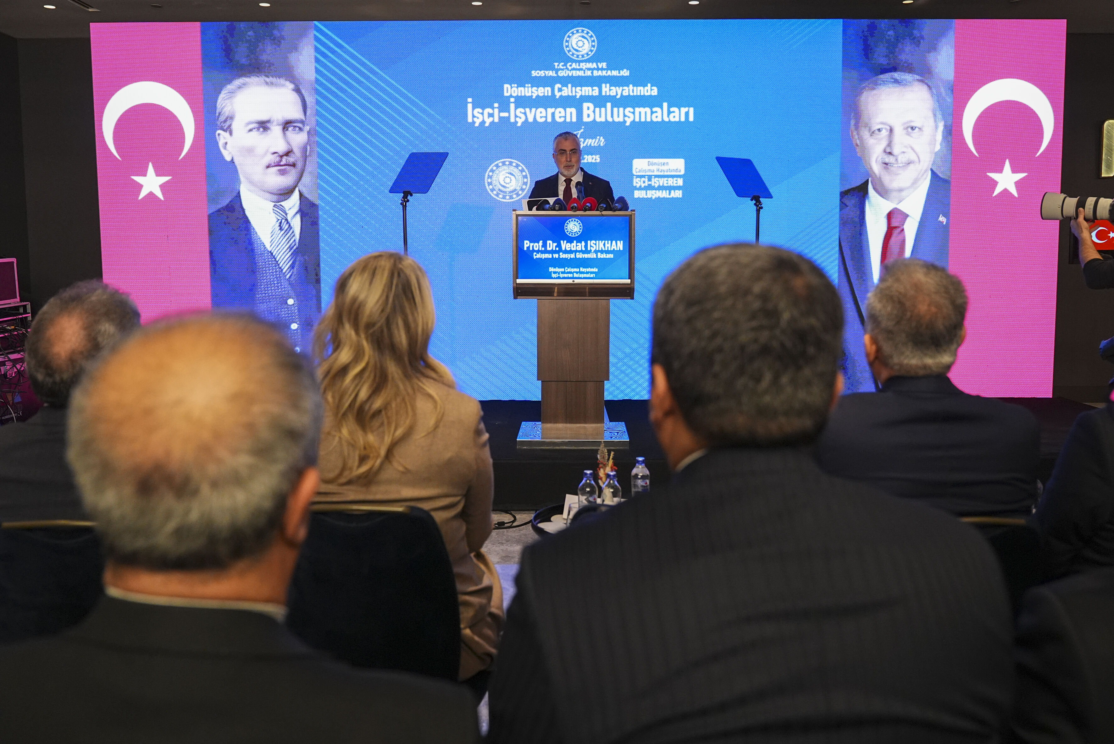 İzmir'de Bakan Işıkhan'dan Önemli Açıklama 2026 Yılında Asgari Ücret Ne Olacak (3)