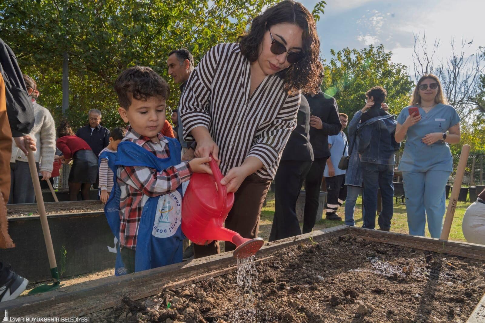 İzmir'de Çocuklara Müjde İnciraltı'nda Keçiden Sakallı Ejdere Pek Çok Hayvanla Tanışma Fırsatı (4)