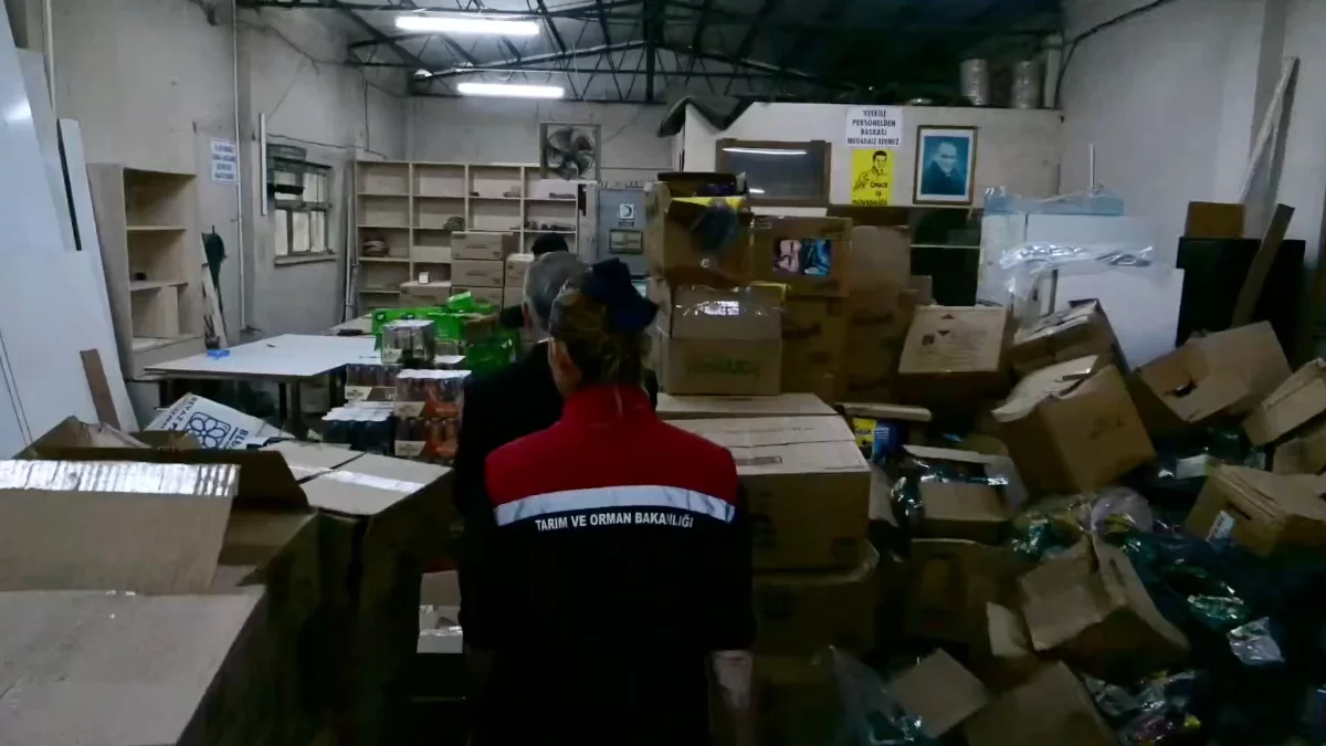 İzmir’de Gıda Skandalı! 30 Ton Tarihi Geçmiş Ürün Etiketlenip Satılacaktı (2)