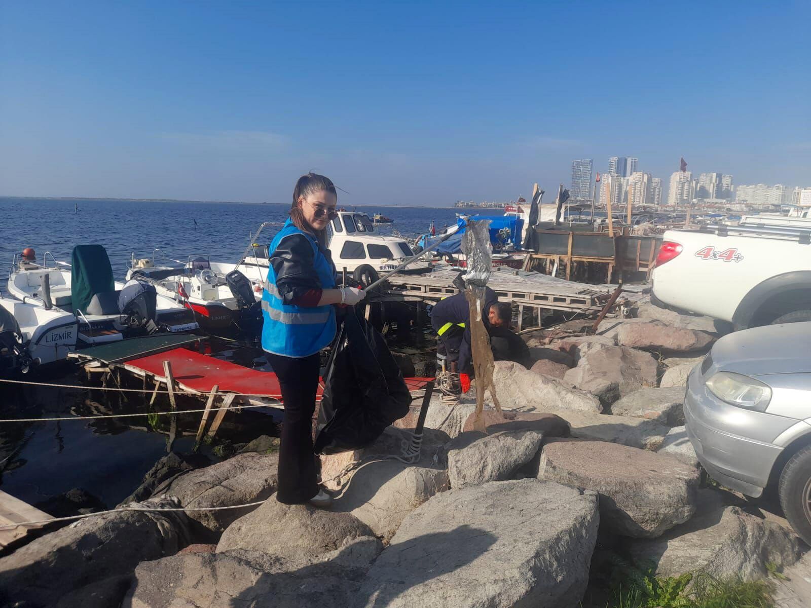 Izmirde Gonullulerden Cevreye Ornek Temizlik Hareketi Karsiyakada Kilolarca Atik Toplandi (1)-1