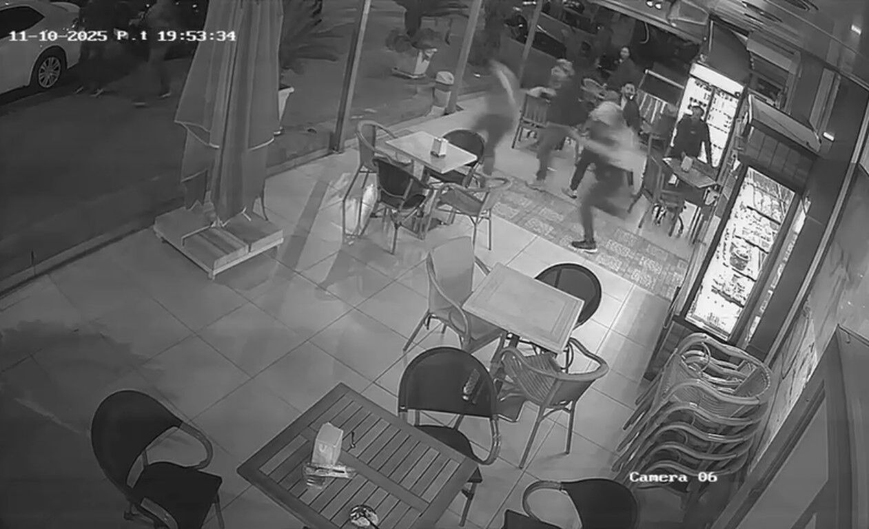 İzmir’de Pastanede Korku Dolu Anlar Elinde Bıçakla Müşterilere Saldırdı! (1)-1