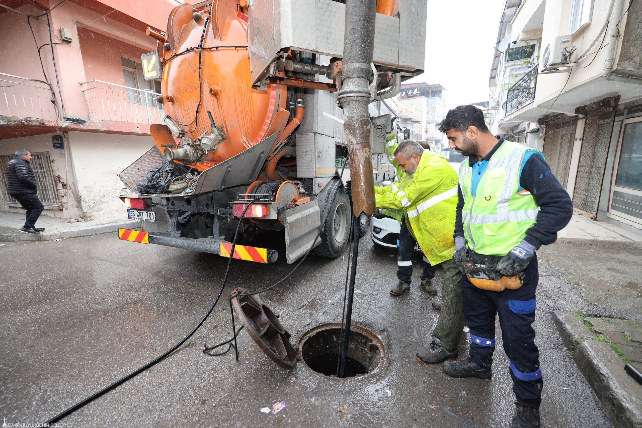 İzmir'de Yağış Seferberliği İhbar Gelir Gelmez Ekip 8 Dakikada Olay Yerinde (4)