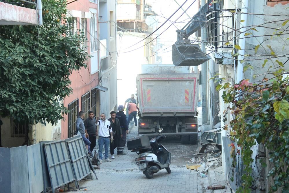 İzmir'in Korku Tüneli Vatandaş Nöbetleşe Uyuyor, Mahalle Diken Üstünde (1)