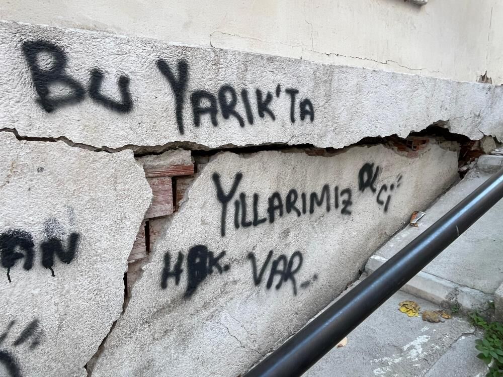 İzmir'in Korku Tüneli Vatandaş Nöbetleşe Uyuyor, Mahalle Diken Üstünde (2)