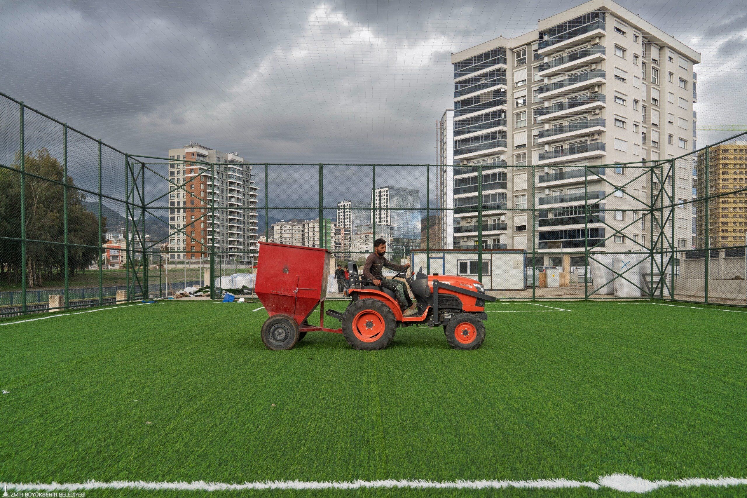İzmirli Gençlere Müjde 5 Yeni Halı Saha Geliyor! (1)