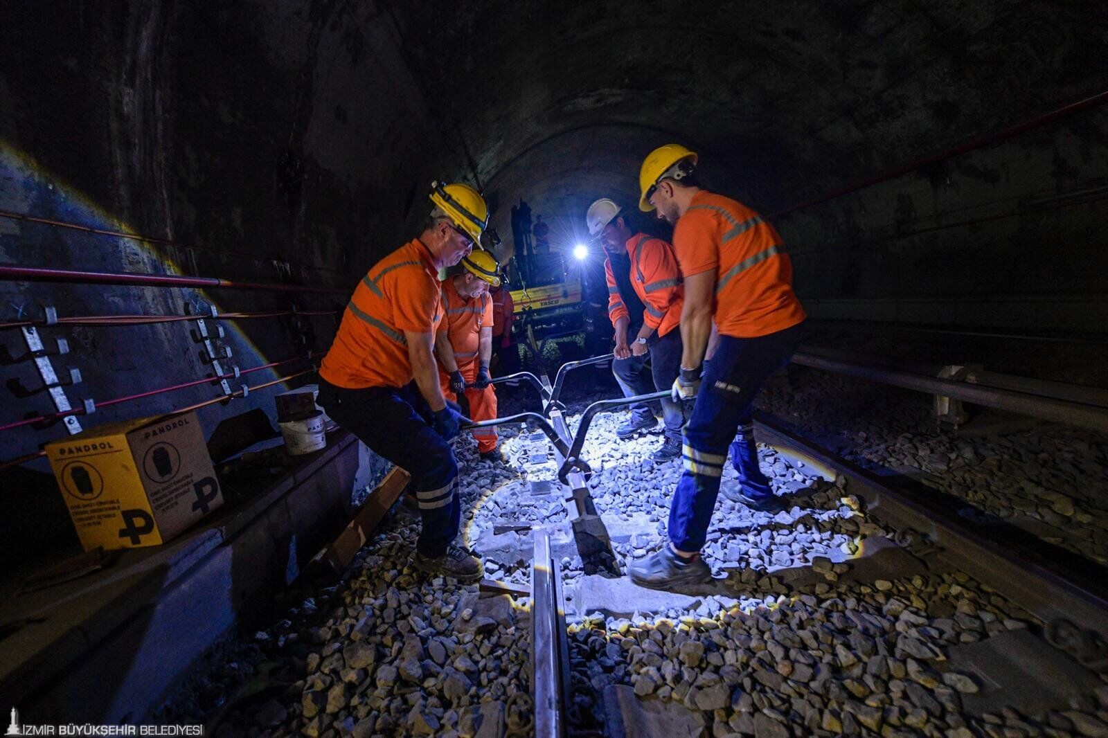 İzmirliler Dikkat! İzmir Metro'da Gece Bakım Çalışmaları Başladı (7)