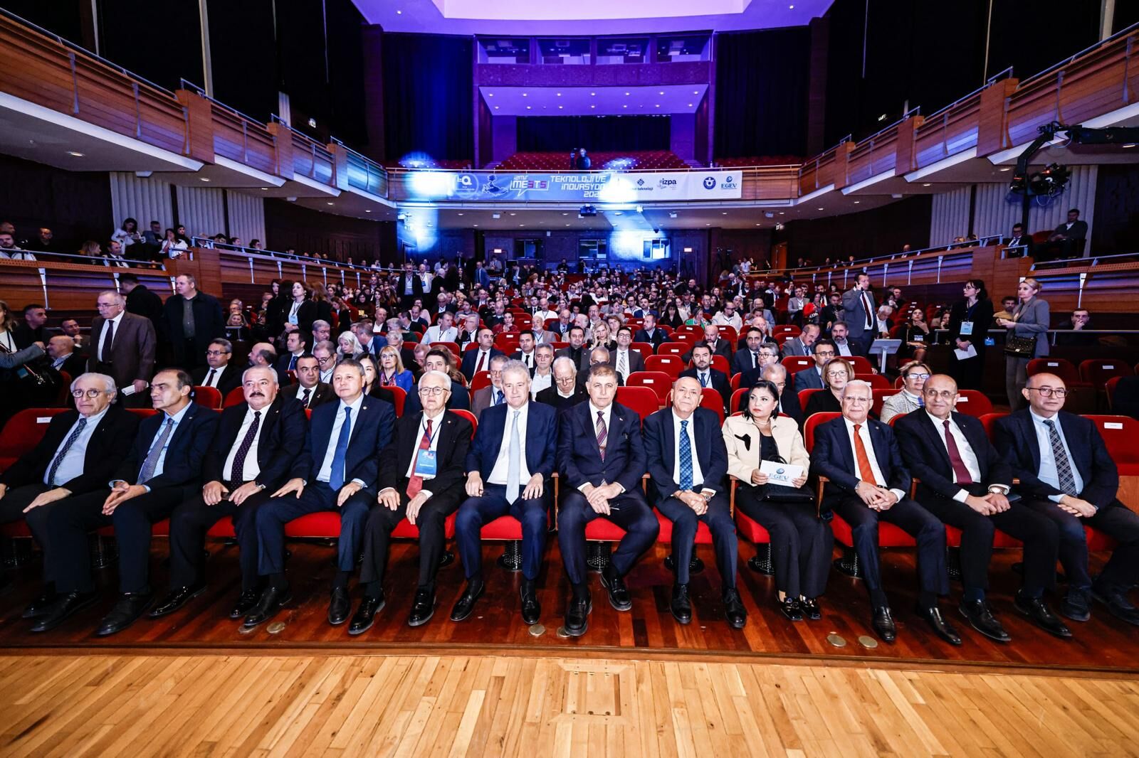 İzmirmeets 2025 Başladı Özgener, Yapay Zekâ Yatırımları Yüzde 80 Arttı-1