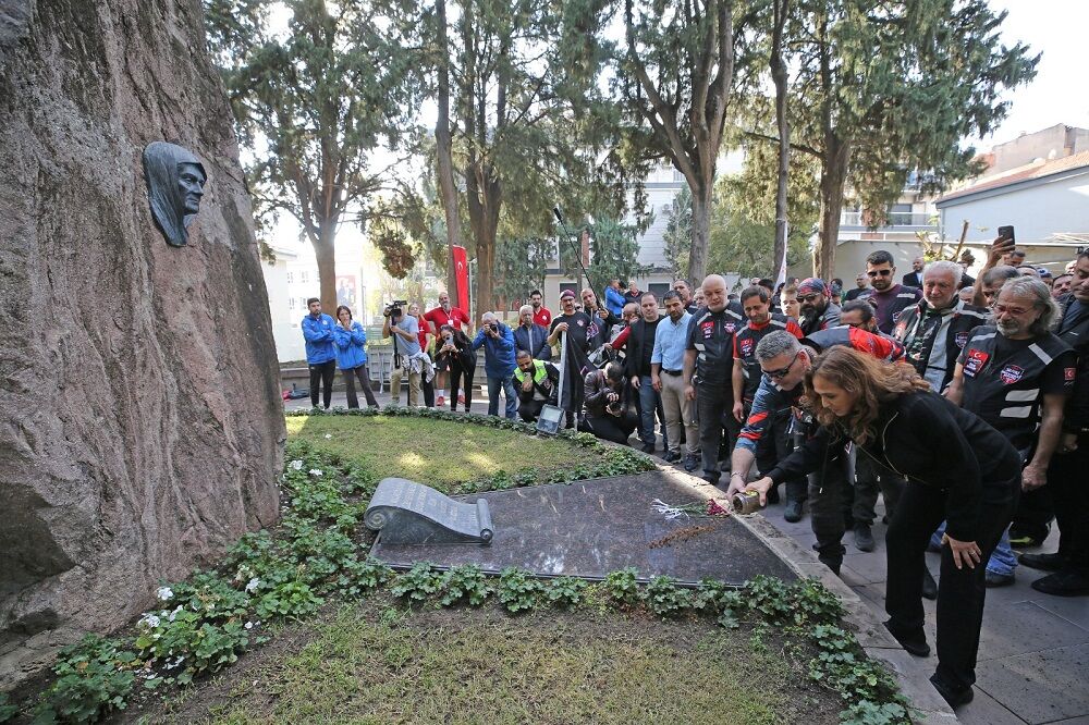 Karsiyaka 0905Te Tek Yurek Oldu Ataya Saygi Zincirine Rekor Katilim (3)