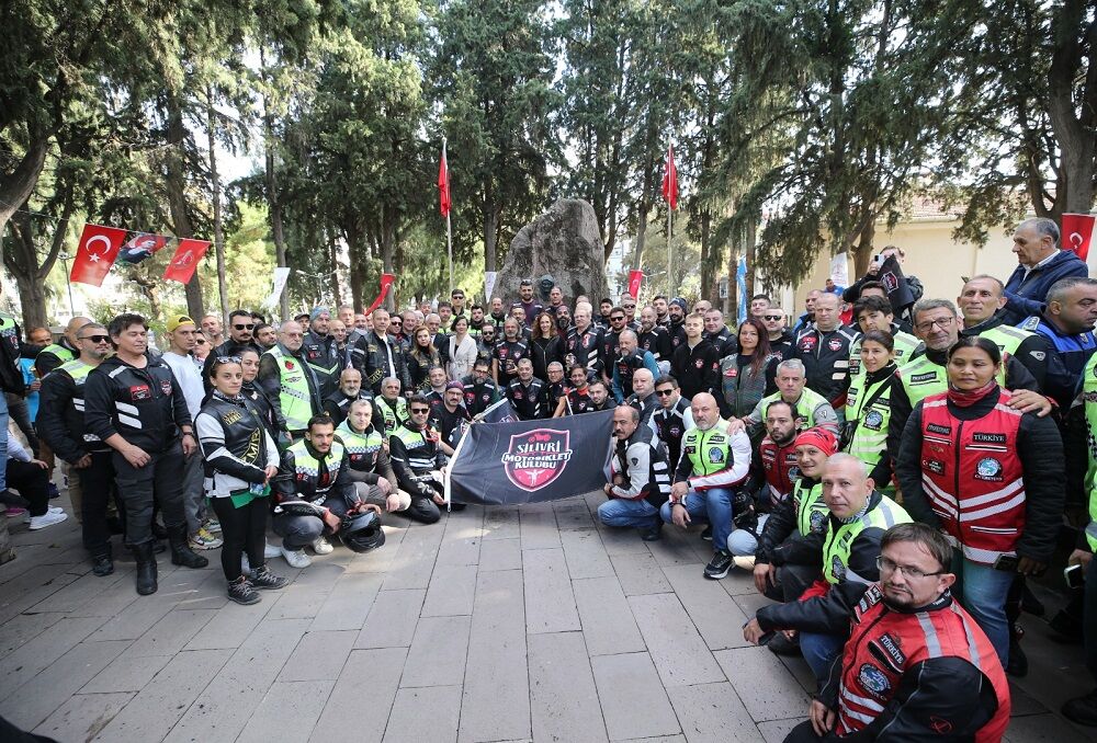Karsiyaka 0905Te Tek Yurek Oldu Ataya Saygi Zincirine Rekor Katilim (4)