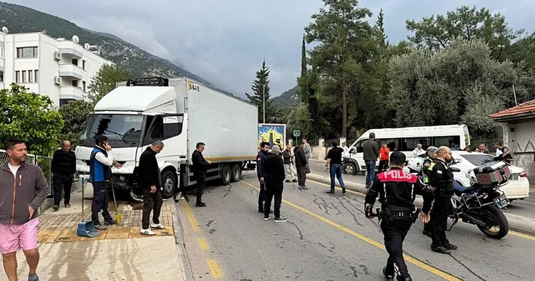 Muğla'da Kamyonun Freni Patladı Öğrenci Servisine Çaptı, 22 Yaralı! (2)