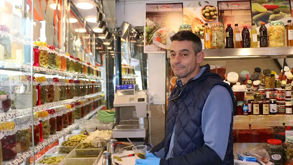 “Neşeli Günler” Gerçeğe Döndü Boşanan Çift Karşı Karşıya Turşu Satıyor (2)