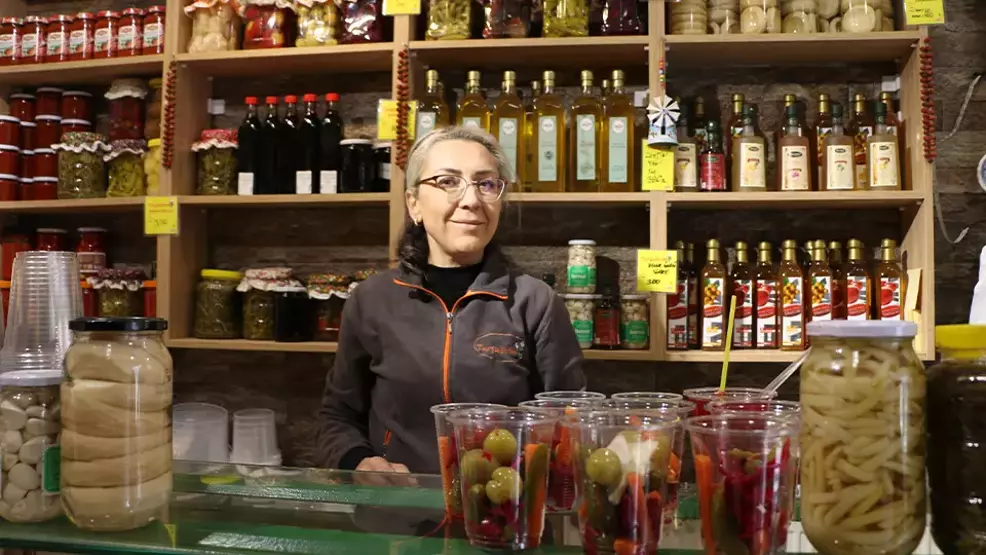 “Neşeli Günler” Gerçeğe Döndü Boşanan Çift Karşı Karşıya Turşu Satıyor (3)