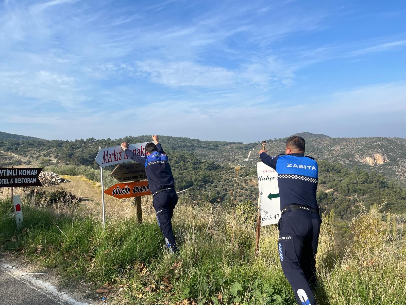 Şirince'de Görüntü Kirliliği Bitiyor Efes Selçuk Belediyesi Izinsiz Tabelaları Tek Tek Söktü (1)