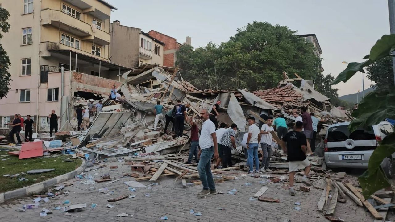 Türkiye'de Deprem Fırtınası Devam Ediyor! Balıkesir Afet Bölgesi Ilan Edildi
