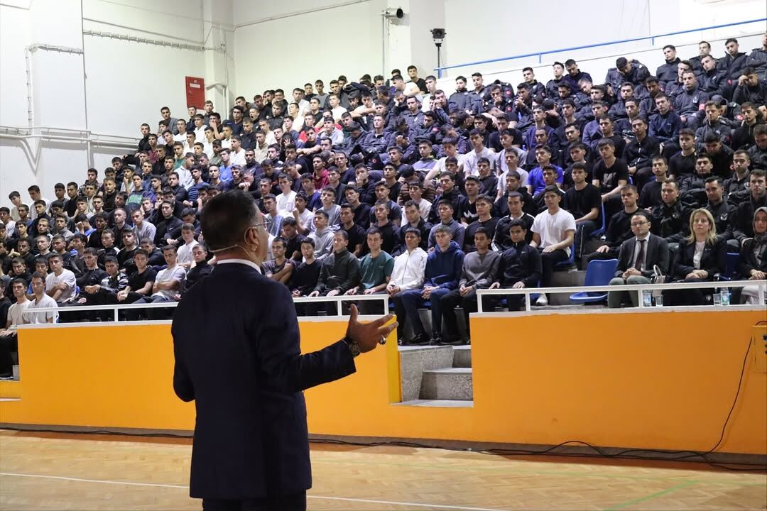 Yeşilay İzmir Şube Başkanı Dr. Ömer Yahşi, Öğrenci Polislerle Bir Araya Geldi (2)