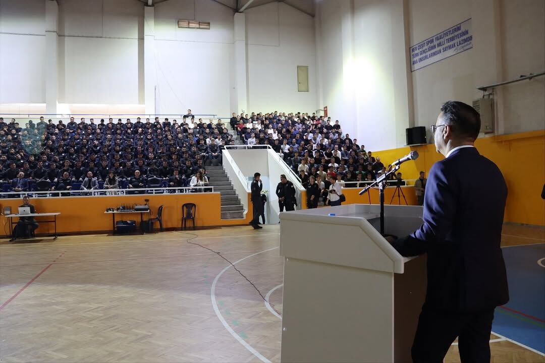 Yeşilay İzmir Şube Başkanı Dr. Ömer Yahşi, Öğrenci Polislerle Bir Araya Geldi