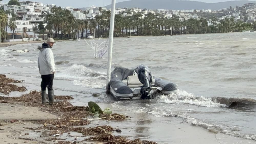 Bodrum’da Sağanak Ve Fırtına Balıkçı Tekneleri Battı, Denizin Rengi Değişti (2)