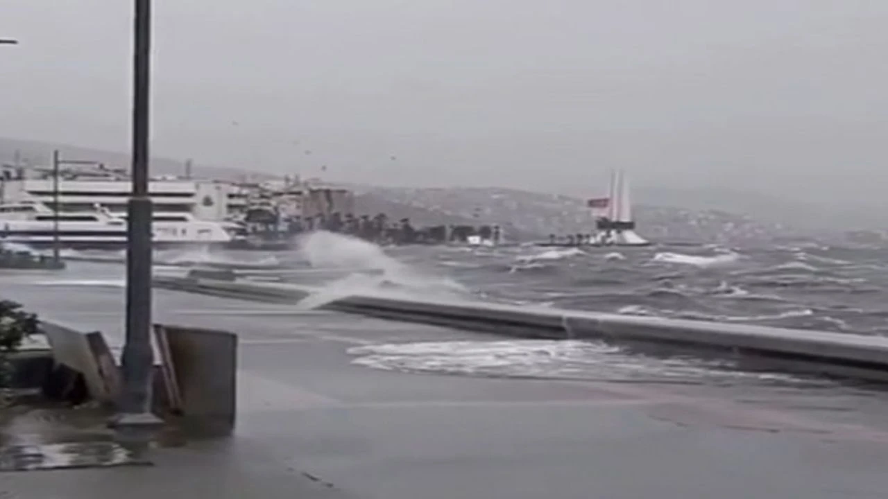Izmirde Deniz Tasti O Anlar Boyle Goruntulendi 1638174609