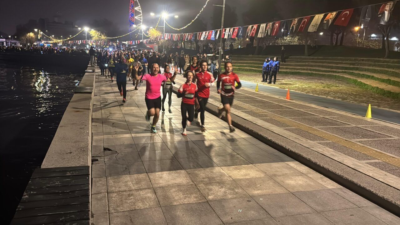 Izmirde En Uzun Gece Kosusu Duzenlendi 0F9Fb465D3D6