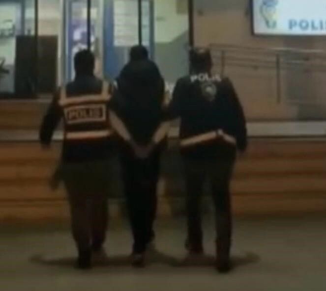 Izmirde Gozaltı (1)