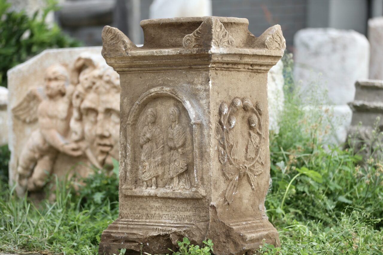 Muglada Keci Cobaninin Buldugu Insan Figurlu Mezar Steli Korumaya Alindi 02A6E63E886F