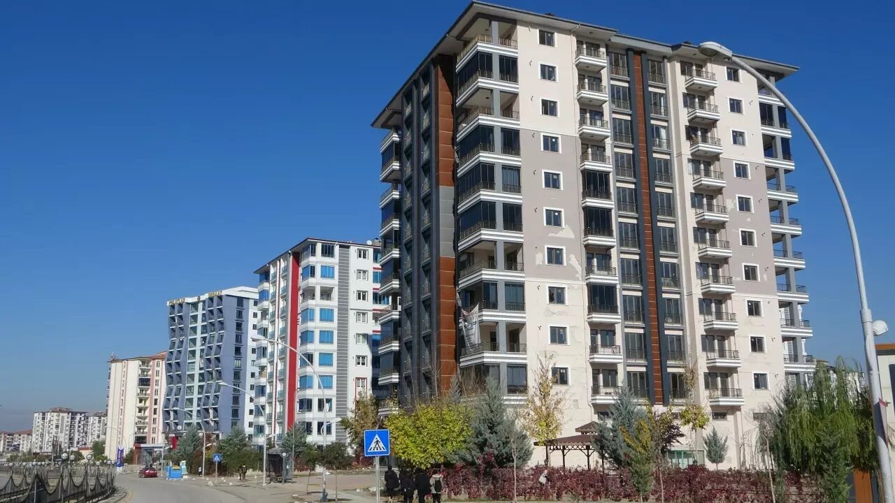 İzmir Konak't Fırsat: Çift Binalı Arsa Mahkemeden Bu Fiyata Satışa Çıktı